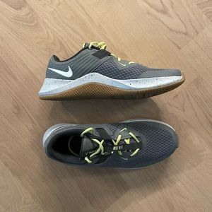 Nike Sneakers Mens 10 (only worn once, like new)